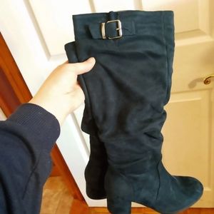 Blue suede boots with heel